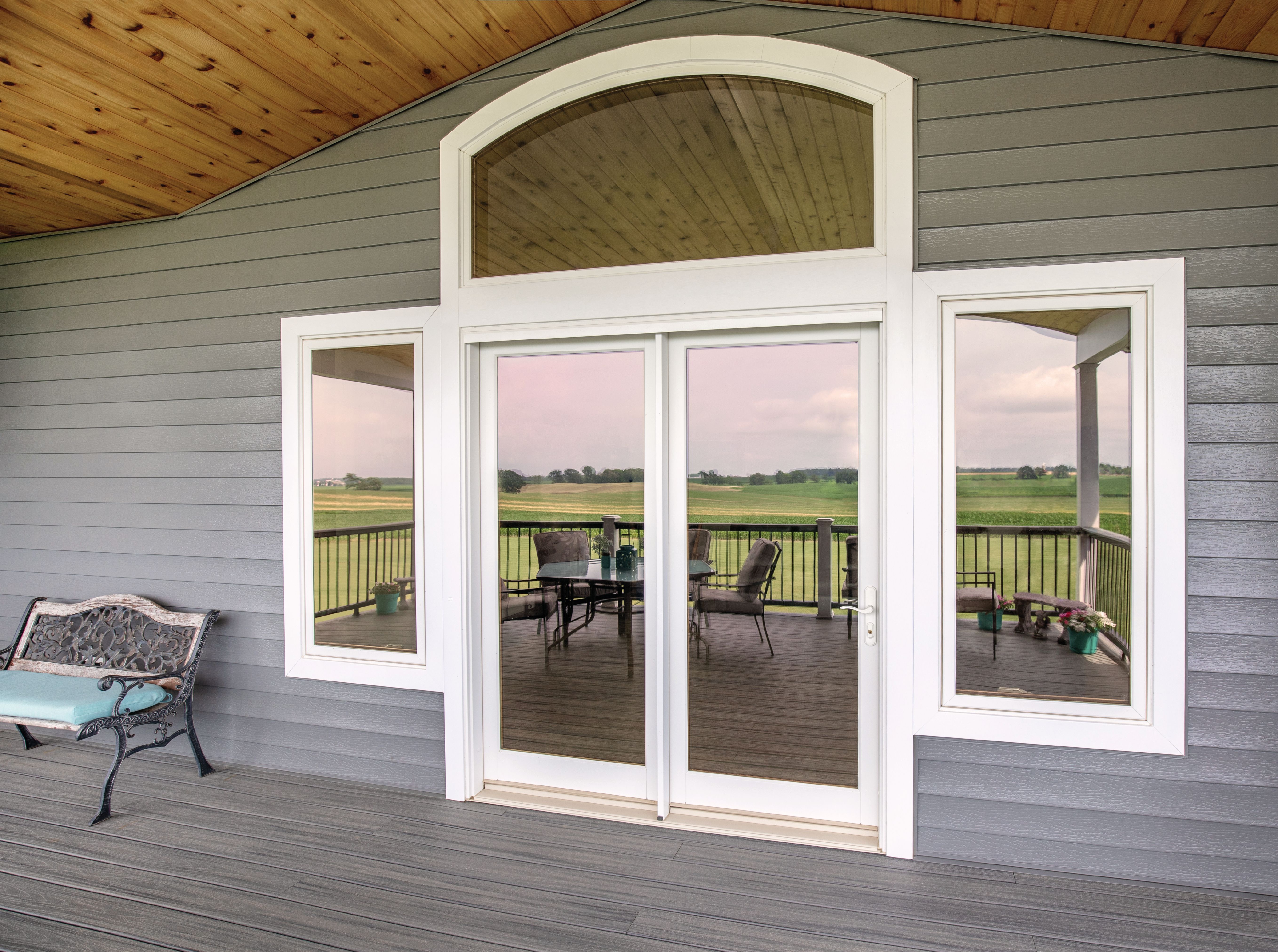 Doors and windows without grids allow for an uninterrupted view. 