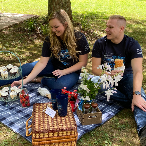 Berry alumna hosts a Mountain Day picnic with her husband