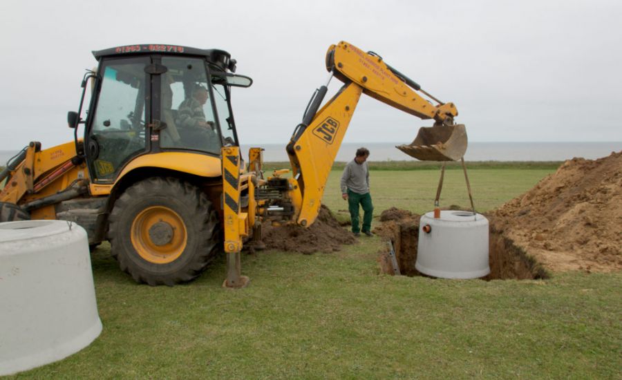 What Makes Gases Come Through the Tub From the Septic Tank?